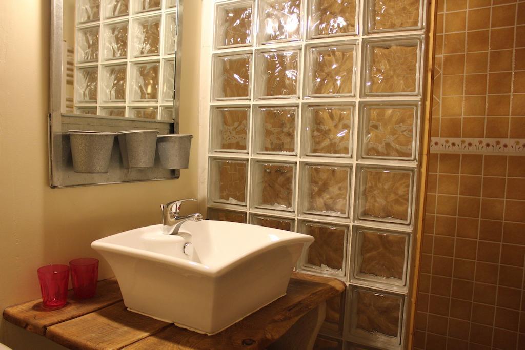 La Bicyclette Fleurie Bed & Breakfast Villemoirieu Стая снимка